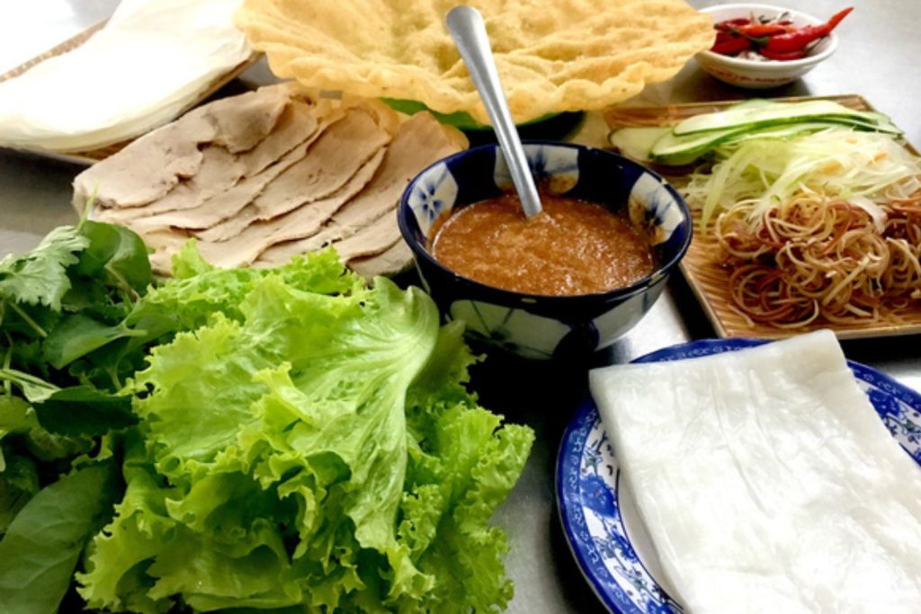 Bánh mềm thơm, cuốn cùng thịt heo, bánh tráng chiên giòn, rau sống và chấm cùng mắm nêm. Nguồn ảnh: Việt giải trí