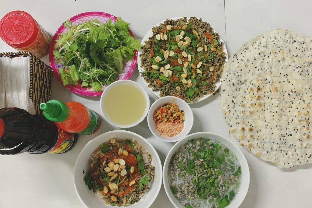 Bún hến khô và bún hến nước và hến xào thơm ngon tại làng Mai Xá. Nguồn ảnh: Du lịch Thành phố Hồ Chí Minh