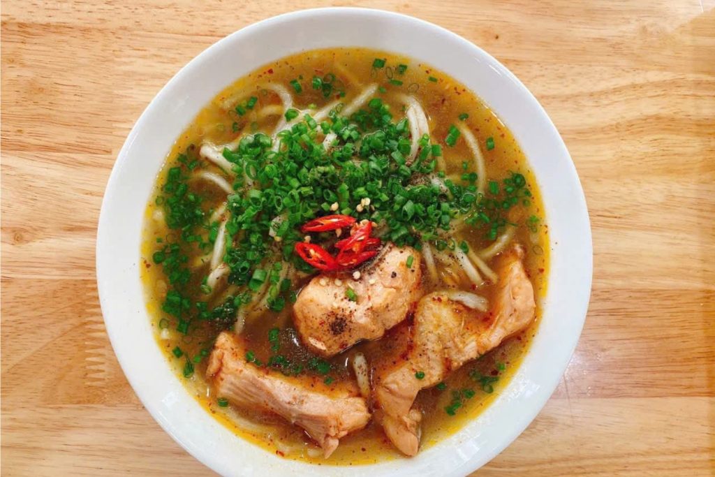 Cháo cá được làm bởi những sợi bánh thon dài, nước dùng cay nồng thơm ngon. Nguồn ảnh: Cà Mèn