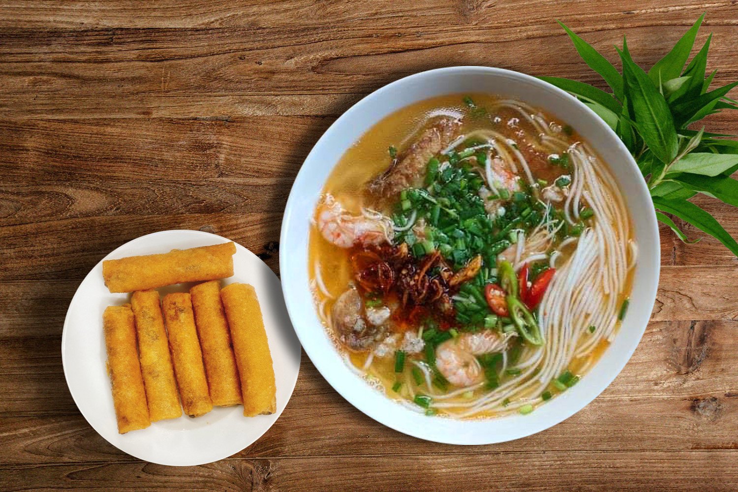 Món cháo canh có sợi bánh nhỏ, ăn kèm cùng ram thơm ngon
