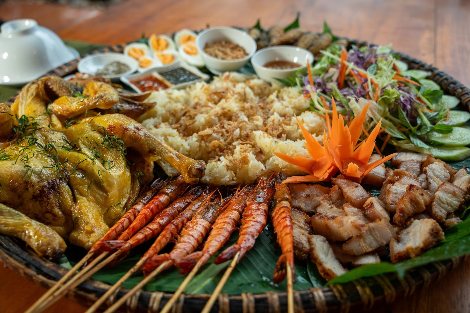 Mẹt gà nướng cùng thịt ba chỉ, trứng gà luộc, cá hẻn, rau ăn kèm tại Chày Lập Farmstay