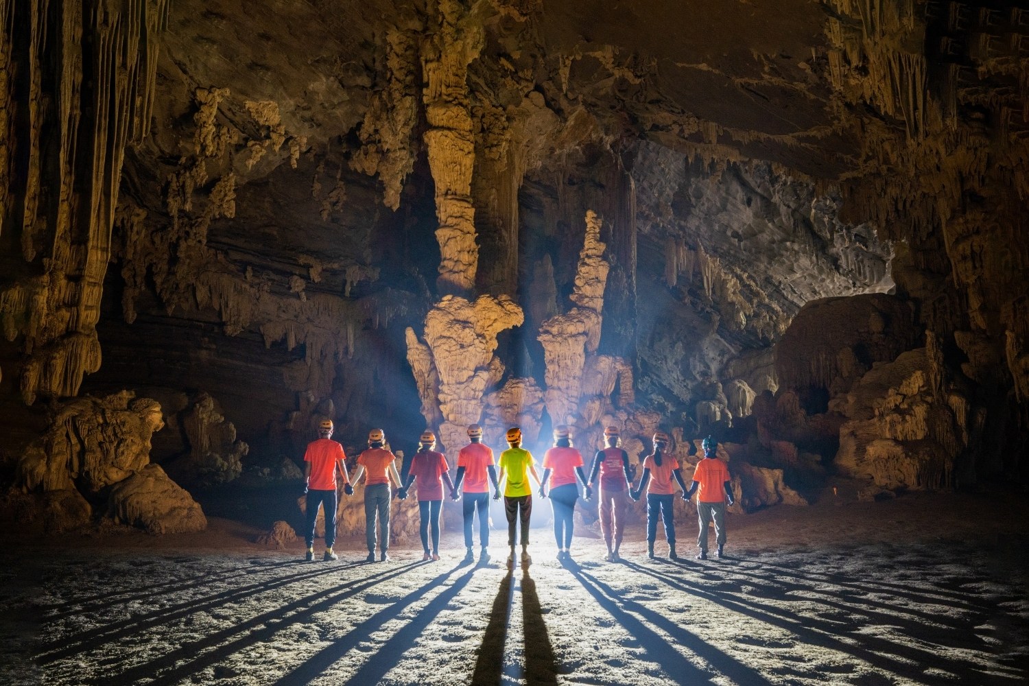 Tour khám phá hệ thống hang động Tú Làn thích hợp cho hoạt động đội nhóm