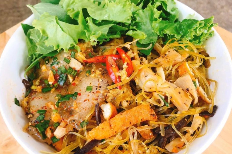 Cơm Pồi bao gồm ngô và sắn, được giã nhuyễn, trộn đều sau đó hấp cách thủy