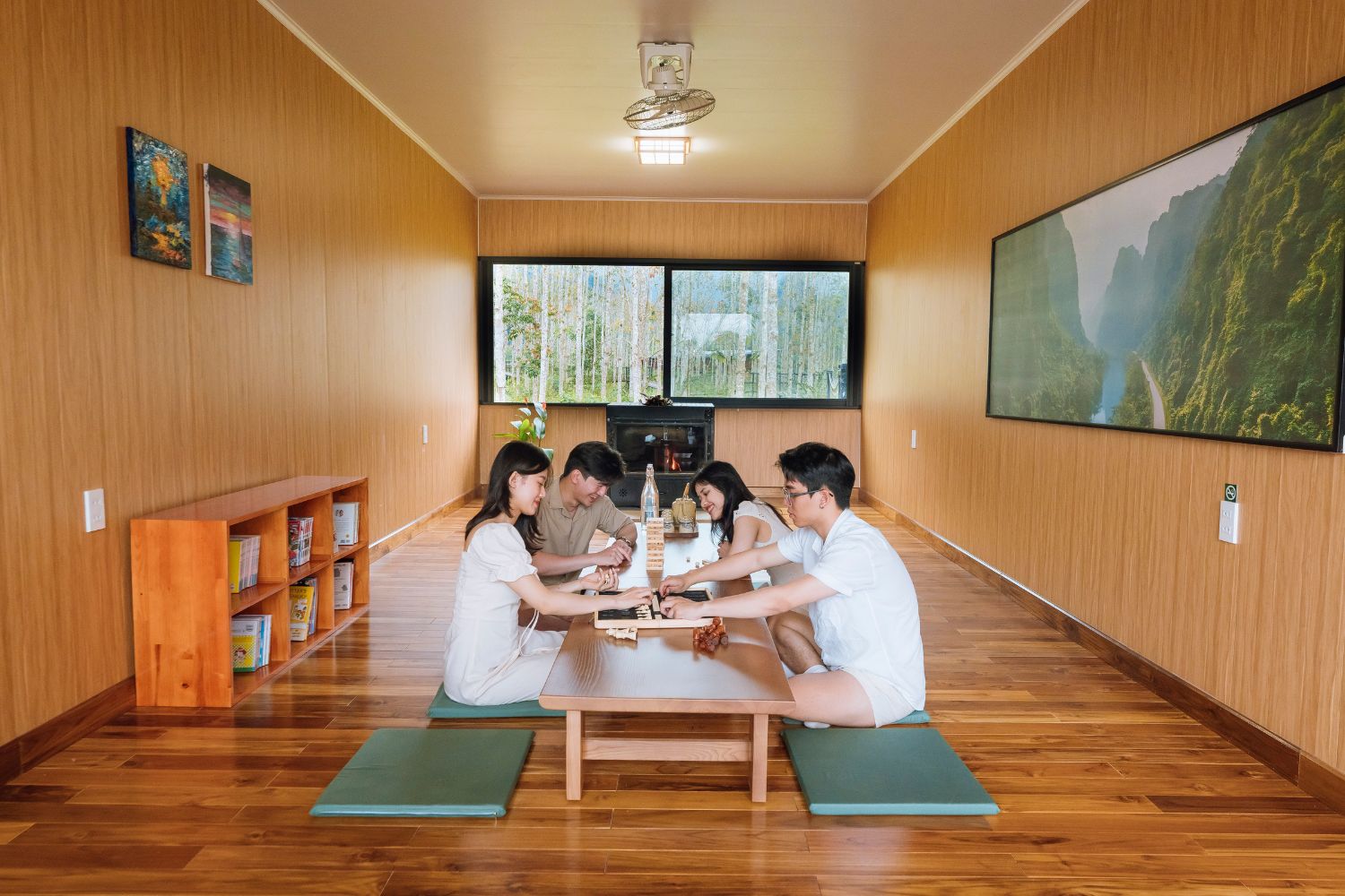 Blue Diamond Retreat có phòng sinh hoạt chung và các board game để các thành viên cùng vui chơi