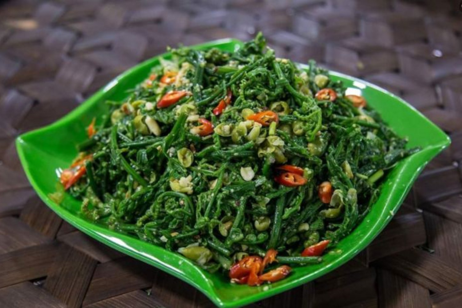 Món rau dớn xào tỏi ớt thơm ngon tại Phong Nha