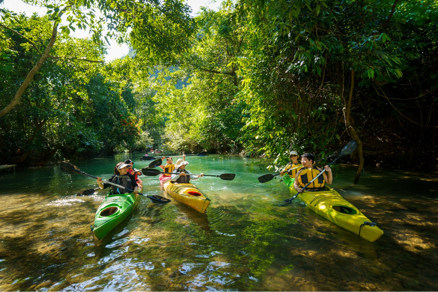 Du khách chèo kayak trong hoạt động Team building tại Blue Diamond Retreat