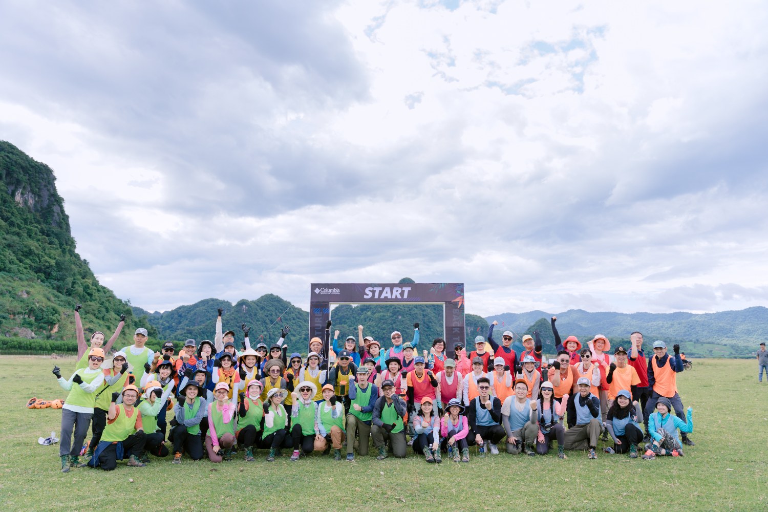 Một tập thể doanh nghiệp tham gia chương trình Team building ngoài trời tại Tú Làn
