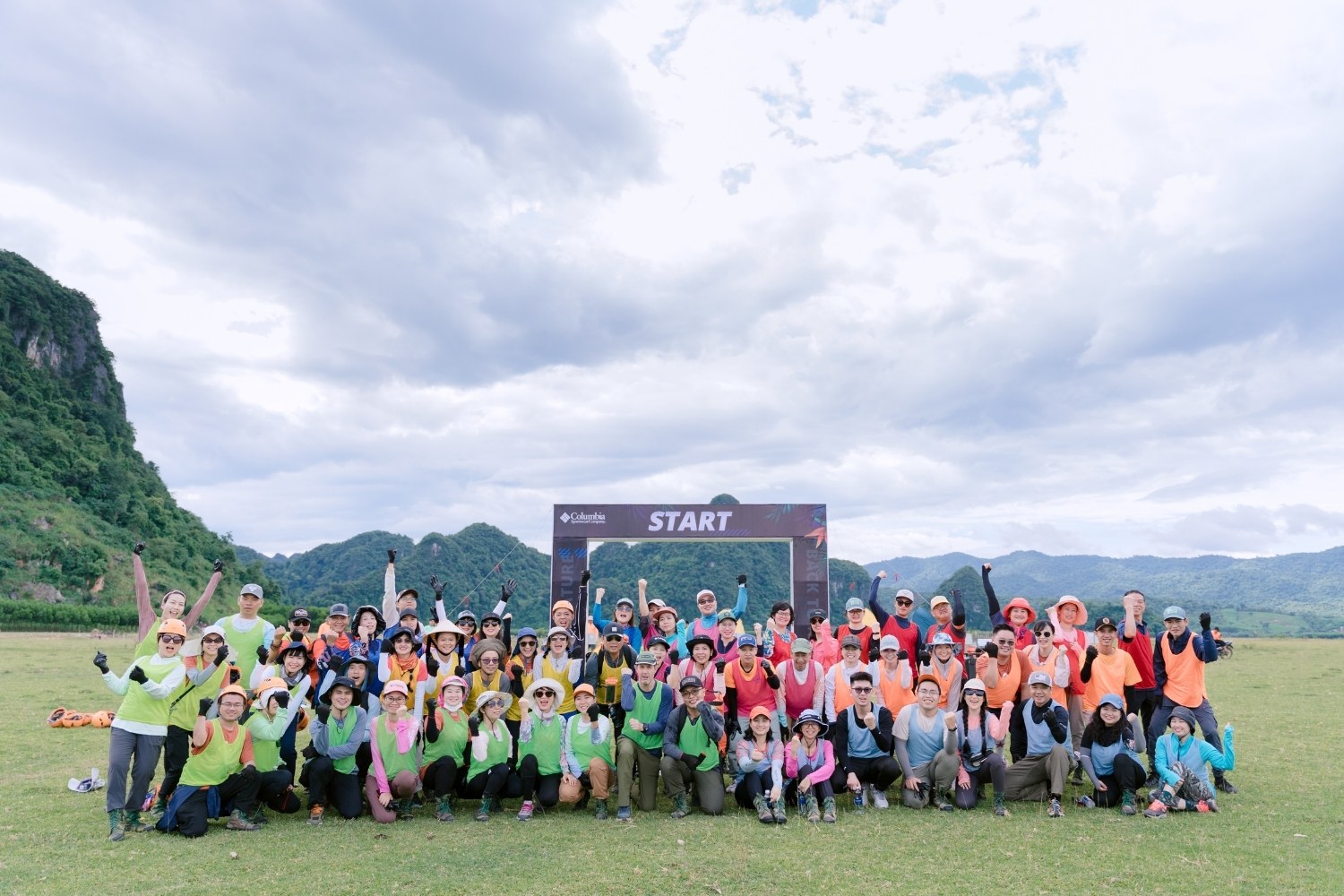 Du khách trải nghiệm hoạt động team building tại vùng đất Tú Làn