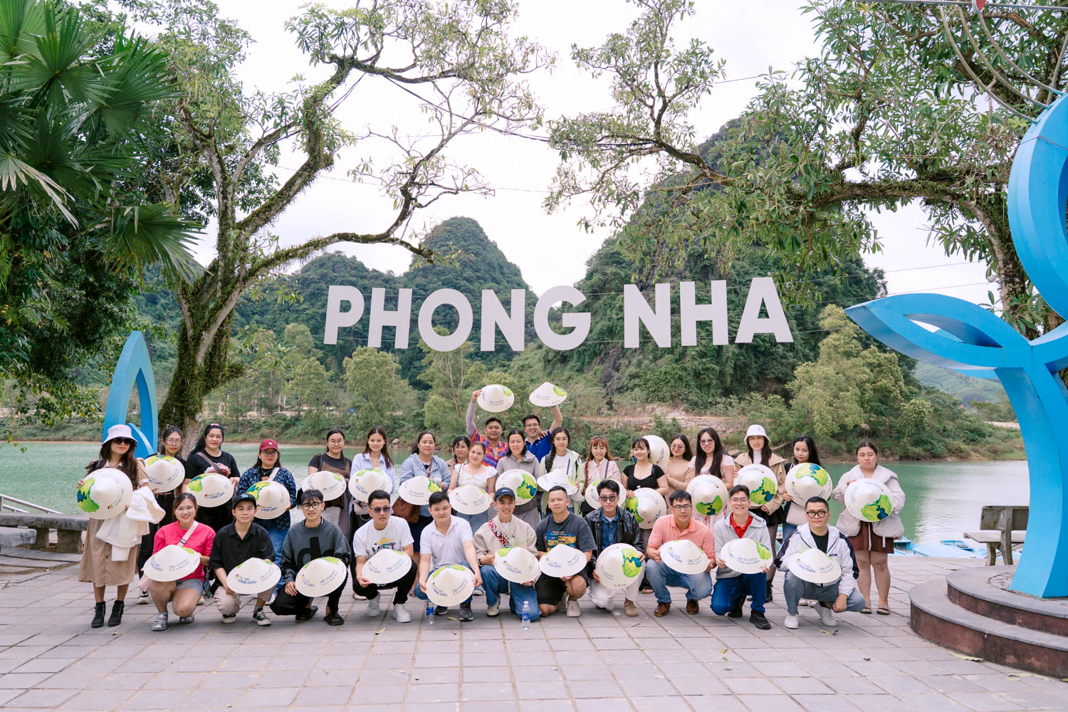 Phong Nha Holiday cung cấp tour trọn gói đa dạng cho gia đình, nhóm bạn du lịch Quảng Trị.