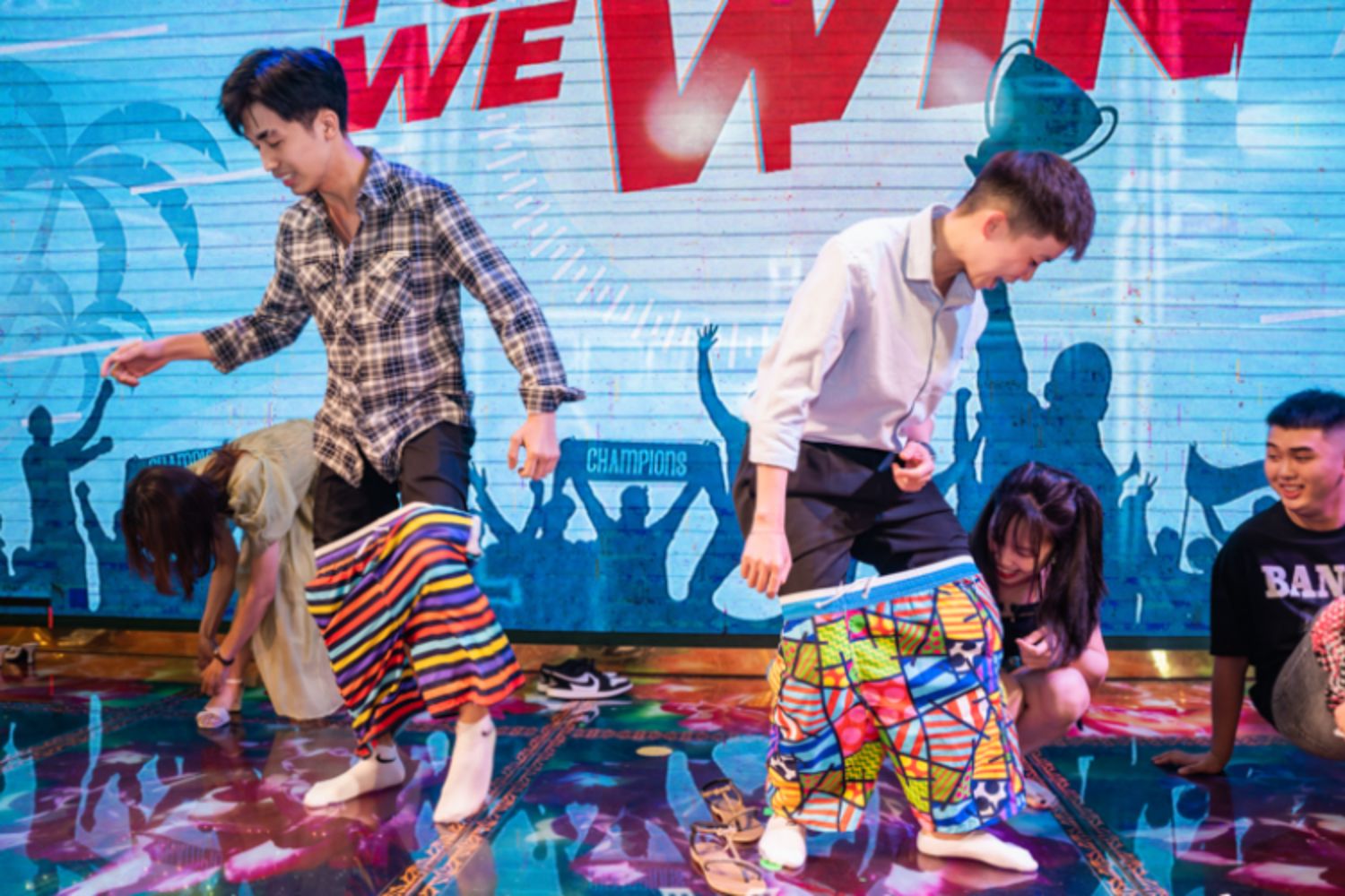 Trò chơi thi mặc quần - Nguồn: Happy Time