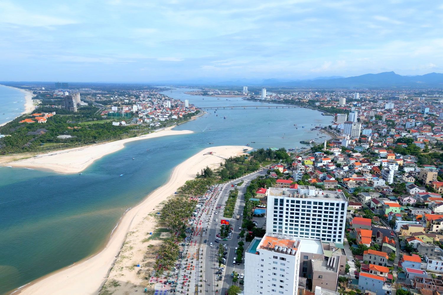 Dọc bờ biển Nhật Lệ mang đến nhiều lựa chọn lưu trú từ cao cấp đến bình dân