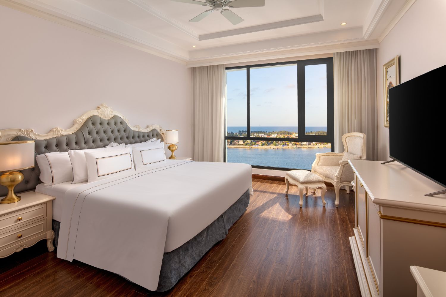 Meliá Vinpearl Quảng Bình là khách sạn cao cấp nằm ở trung tâm phường Đồng Hới