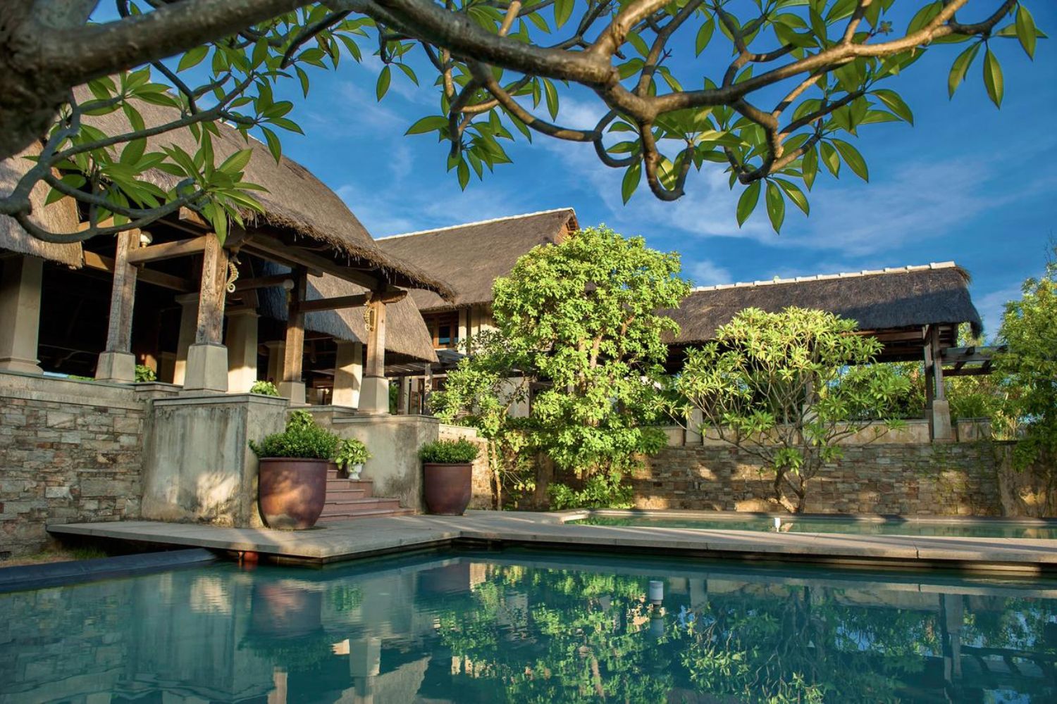 Sun Spa Resort Quảng Bình hướng ra bờ biển Bảo Ninh và sông Nhật Lệ
