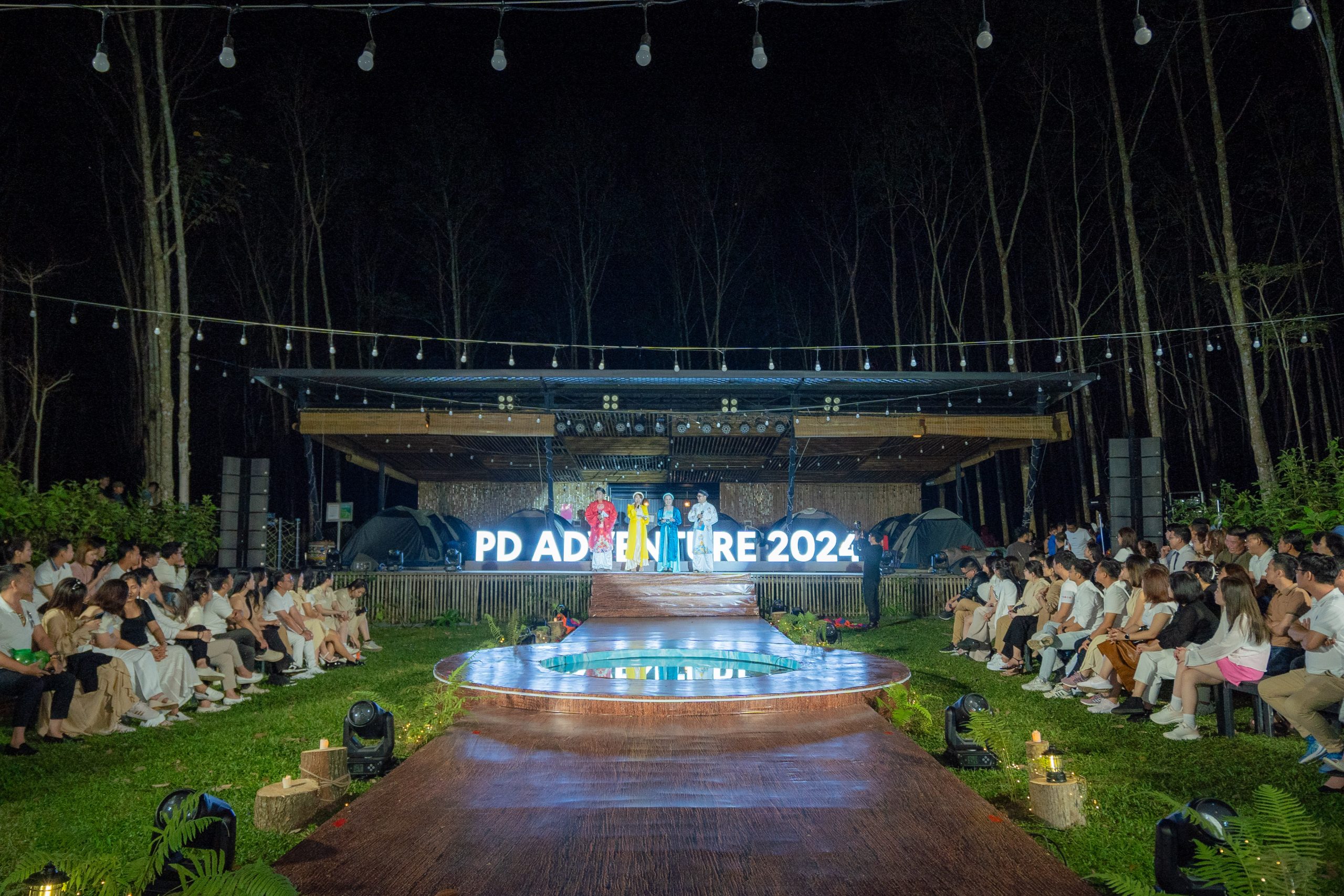 Một sự kiện Gala Dinner được tổ chức vào buổi tối và ngoài trời.