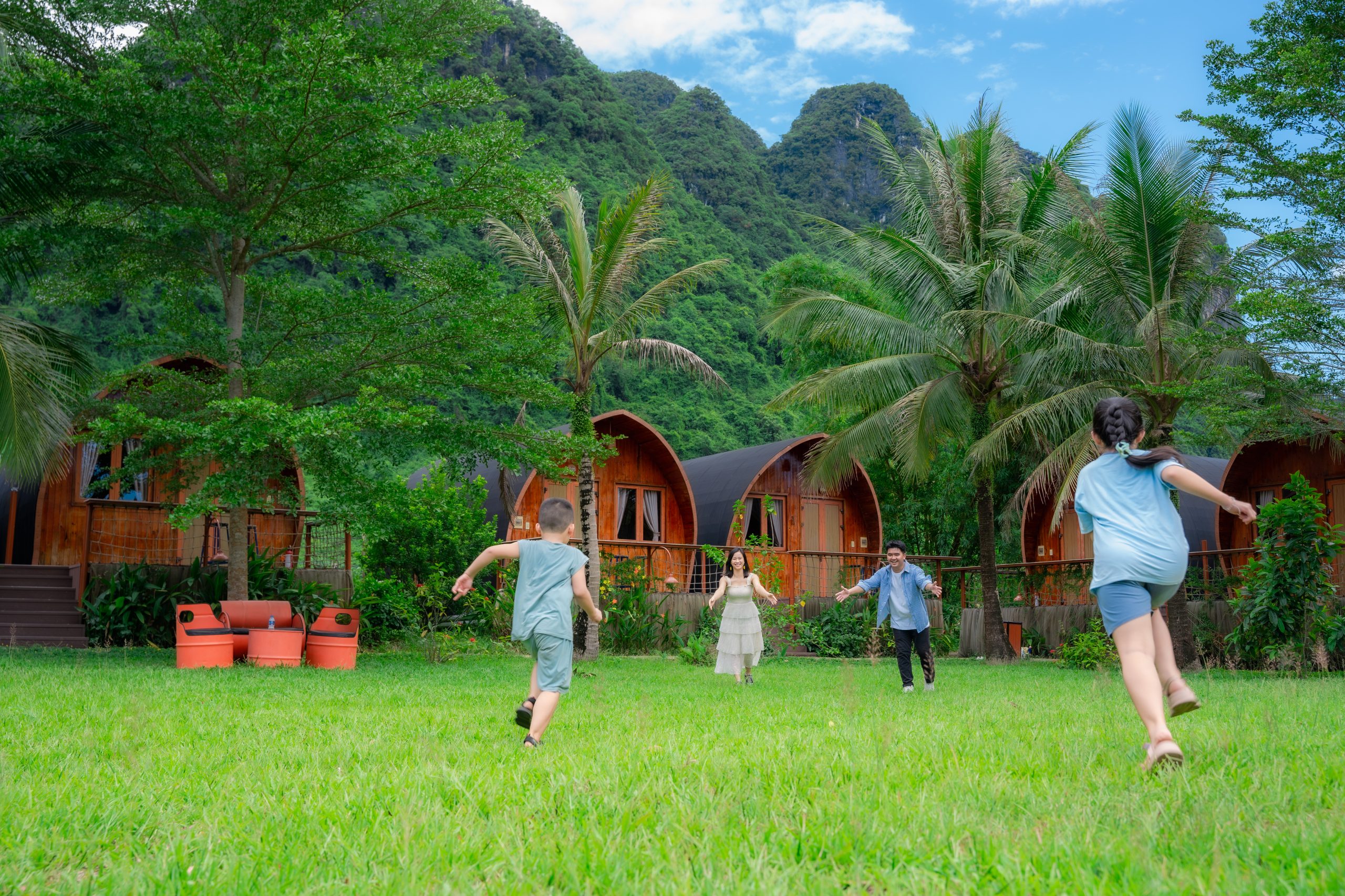 Khuôn viên Chày Lập xanh mát, rộng rãi, thích hợp cho gia đình, nhóm bạn vui chơi, thư giãn