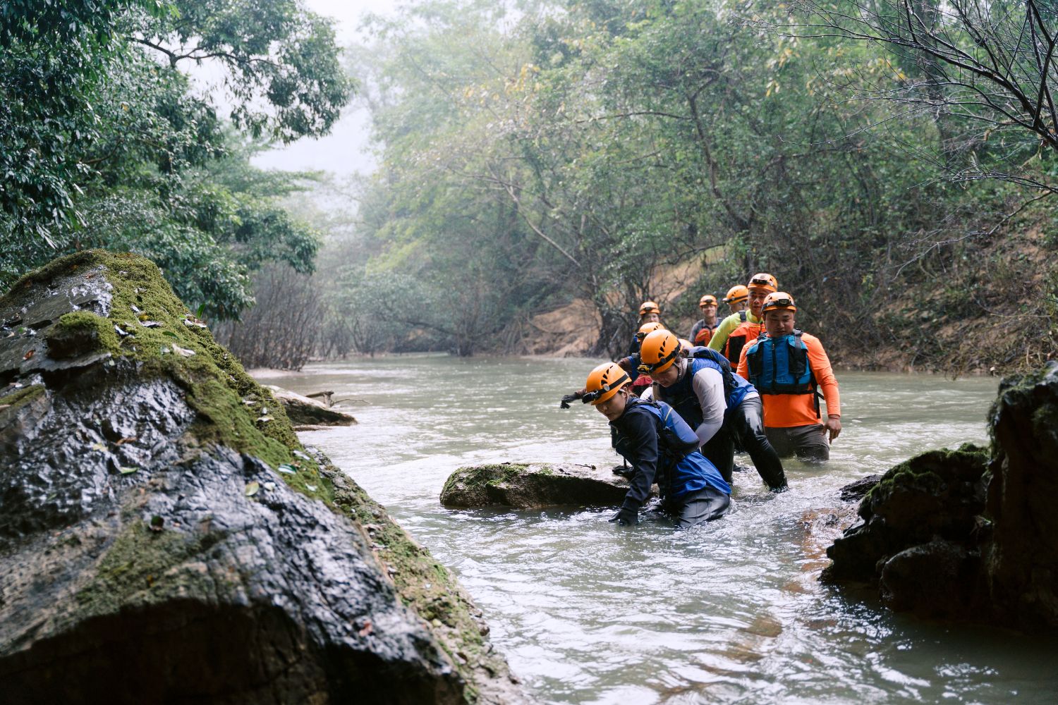 Chi phí team building thám hiểm sẽ cần đầu tư thêm trang thiết bị và đội ngũ an toàn